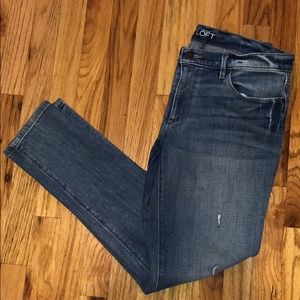 LOFT relaxed skinny jeans. Size 28/6, light wash